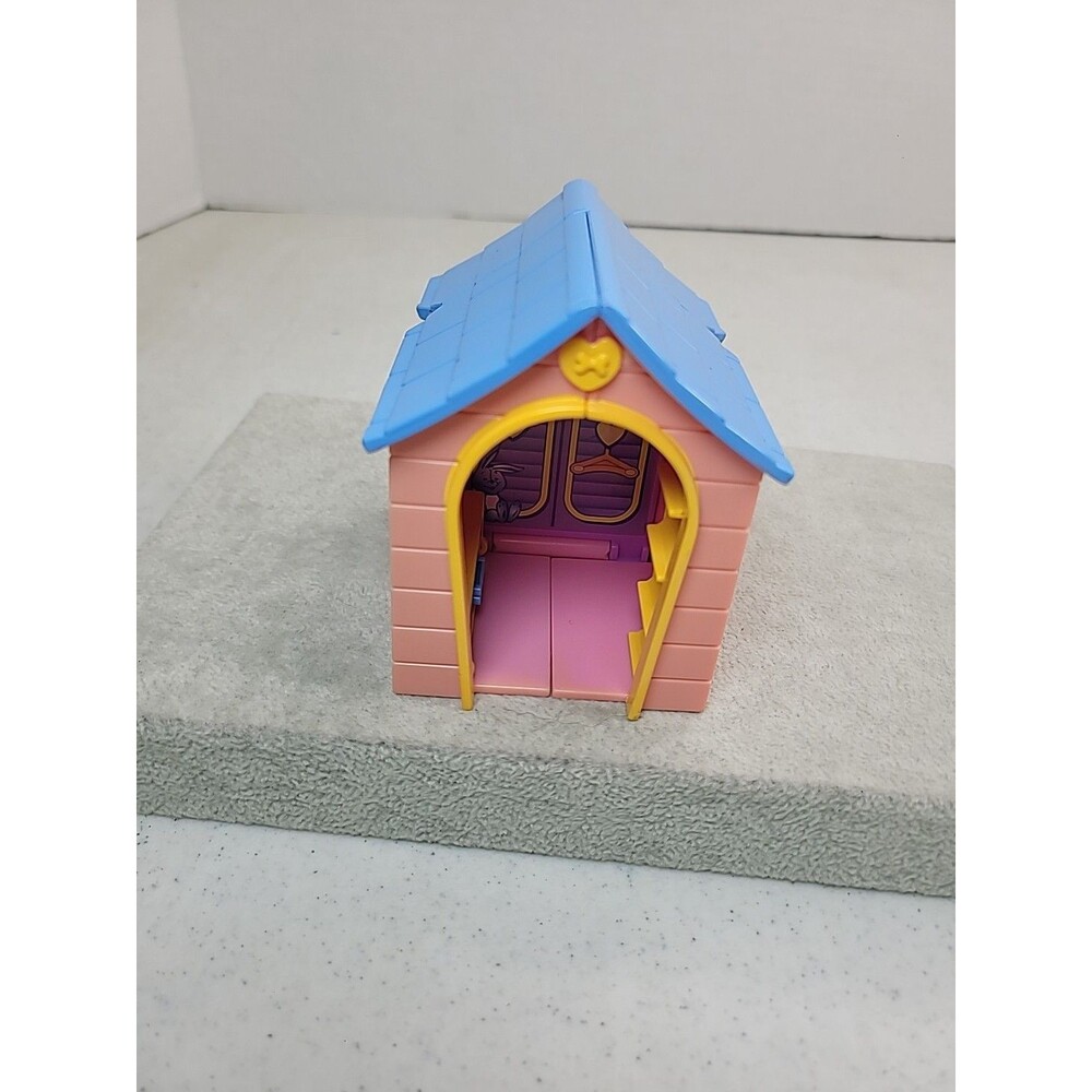 2001  Polly Pocket Happenin’ Pet Pals Dog House with Dog Bowl and Hangers
